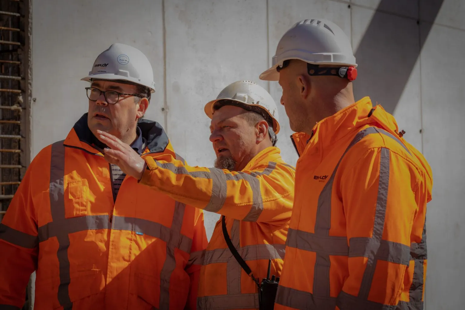 Vakman aan het werk op de bouwplaats