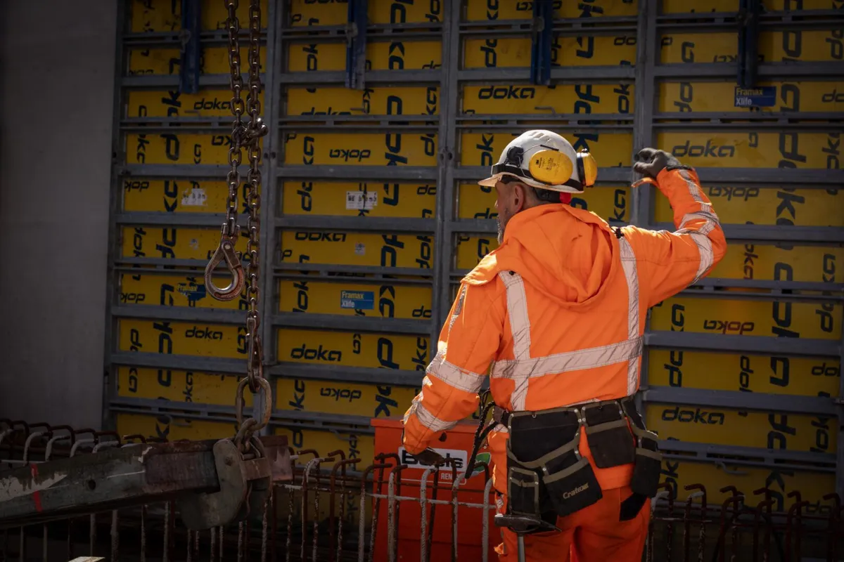 Vakman aan het werk op de bouwplaats